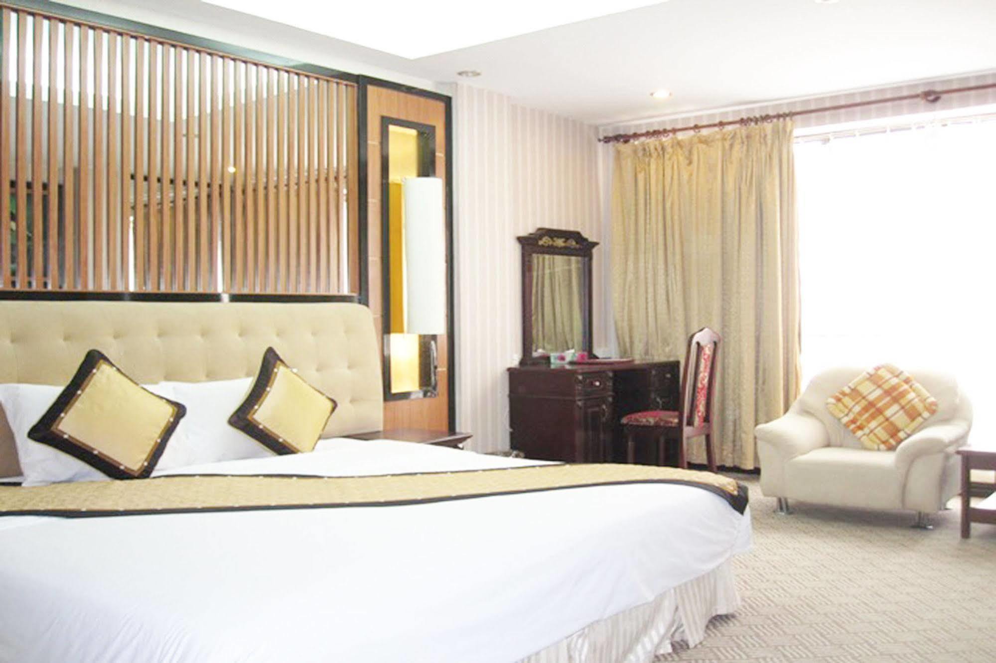 Oasis Hanoi Hotel Exterior photo